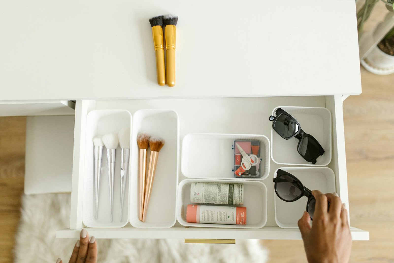 Small drawer organiser for bathroom storage